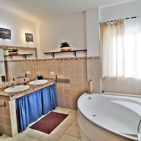 Caleta House בית נופש